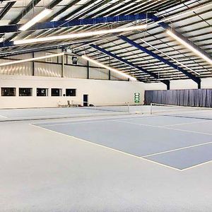 Blendfreie LED Beleuchtung mit Spielklasse II in der Tennishalle und Spielklasse I in den Squash Courts