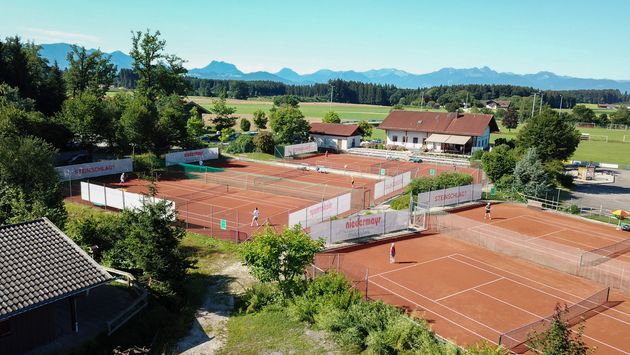 Tennisanlage des SV Prutting vor Flutlichtinstallation 