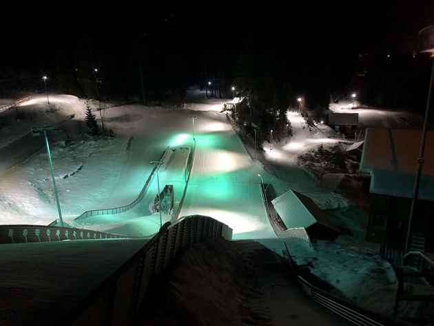Alte Beleuchtung der Skisprungbahn auf der Ruhesteinschanze erzeugen blauen Lichtkegel