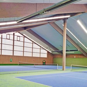 In Arnsberger Tennishalle spielt der TuS Bruchhausen 02 e.V. fortan mit Spielklasse I, blendfrei, ballwurfsicher dank PSL Sportleuchten von AS LED Lighting