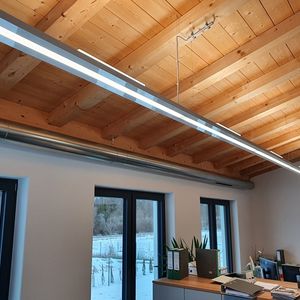 LED Lichtband PLL fügt sich harmonisch als moderne und flexible Bürobeleuchtung in Verwaltungsbereiche ein