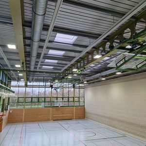 Sonderlösung für denkmalgeschützte Sporthalle liefern ballwurfsichere HCL Strahler mit Spezialhalterung