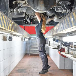 Herausforderung blendfreie Beleuchtung in Montagegruben - im Praxisbeitrag mit Firma Alois Killisperger Spedition & Mineralölvertrieb GmbH zeigen wir, wie es gelingt