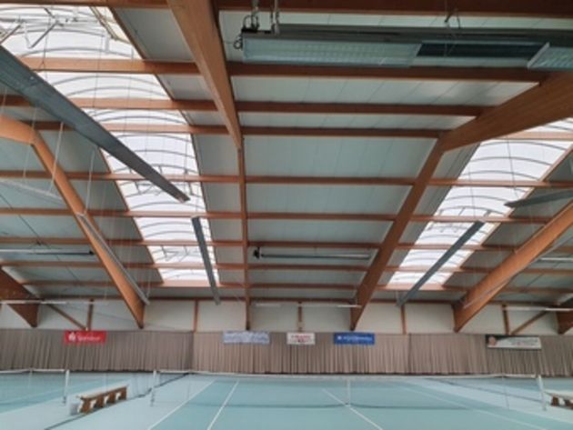 Beleuchtung beim TuS Traunreut vor der Lichtsanierung