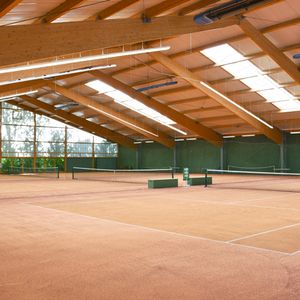 50% Energieersparnis dank Umstellung von Leuchtstoffröhre auf sparsame LED Sporthallenleuchten PSL 2.0