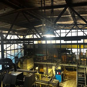 MFX_industry bringt als LED-Fluter viel Licht auf den Boden, schafft es mit 4 Strahlern die gesamte Produktionshalle gleichmäßig zu beleuchten