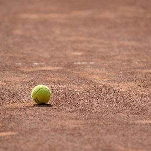 IP54-Schutzart der PSL Sportleuchte macht sie zur idealen Beleuchtungslösung für Indoor Tennissandplätzen