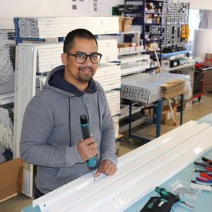 Mitarbeiter trotz Handicap mit vollem Eifer in der Leuchtenproduktion unterwegs