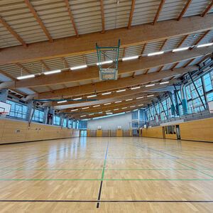 Sanierung der Turnhalle Benediktbeuern spart 40% der Leuchten und erhöht die Lichtverhältnisse