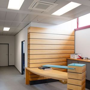 EMO_sys ertüchtigt und modernisiert Langfeldleuchten in Systemdecken gewerblich genutzter Gebäude