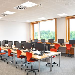 led-Sonderlösung saniert die Beleuchtung im Klassenzimmer um 50% günstiger als vorgeschlagene 1:1 Austausche 