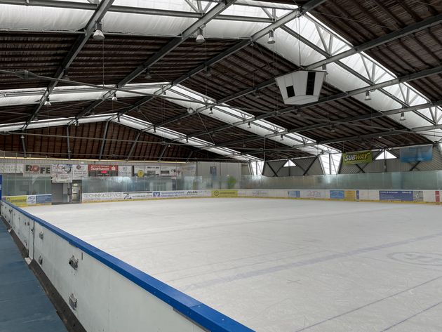 Ersatz von Halogenmetalldampflampen durch LED Strahler in Eisarena