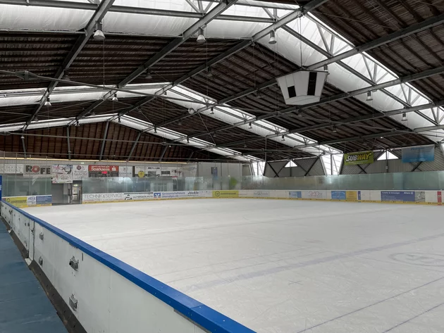 Ersatz von Halogenmetalldampflampen durch LED Strahler in Eisarena