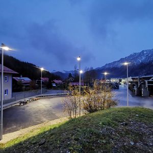 Energieeffiziente Außenbeleuchtung im witterungsbeständigem Gewand liefern MFX_air Außenfluter als Fassaden-, Verkehrswege- und Außenlagerbeleuchtung
