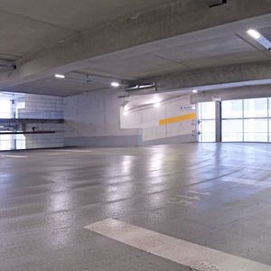 Grossflächig hell und widerstandskräftig zeigt sich das Münchner Firmenparkhaus