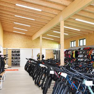 Zu modernen Showroomkonzepten passen zeitlose, wertige und lichtstarke AFL Anbauleuchten