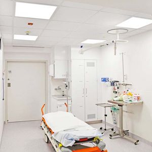 Patientenzimmer-der-IMC-station-sind-mit-dimmbaren-1000-lux-Lichtleistung-am-Intensivbett-ausgestattet