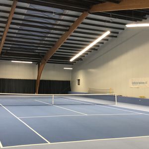 Gleichmäßige Ausleuchtung bis hinter die Grundlinie mit normgerechten 500 lux Beleuchtungsstärke bringt die Lichtsanierung der 1-Feldhalle beim TC Neubrunn e.V. 