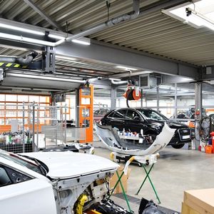 Beste Arbeitslicht, normgerecht und fotobiologisch-zertifiziert, für KFZ-Werkstätten und im Karosseriebau