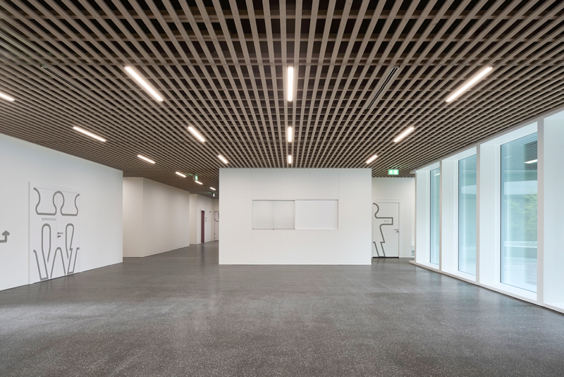 EKL Leuchten in Aula der neugebauten Sporthalle Lotte-Wersen