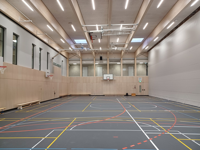 Eingelassene EKL Sport-Lichtbänder in neugebauter Dreifeldturnhalle des Justus-von-Liebig-Gymnasiums