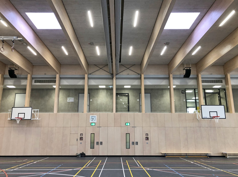 Mit schlanker Bauform fügen sich EKL Sporthallenleuchten dezent in jedwedes Deckengefüge ein